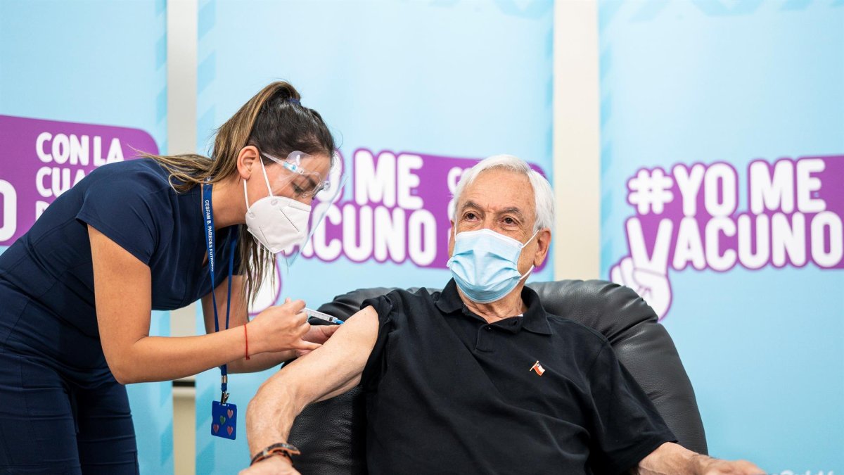 El presidente de Chile Sebastián Piñera, recibe la cuarta dosis de la vacuna contra la covid-19 en un centro de vacunación en la comuna de Futrono (Chile).