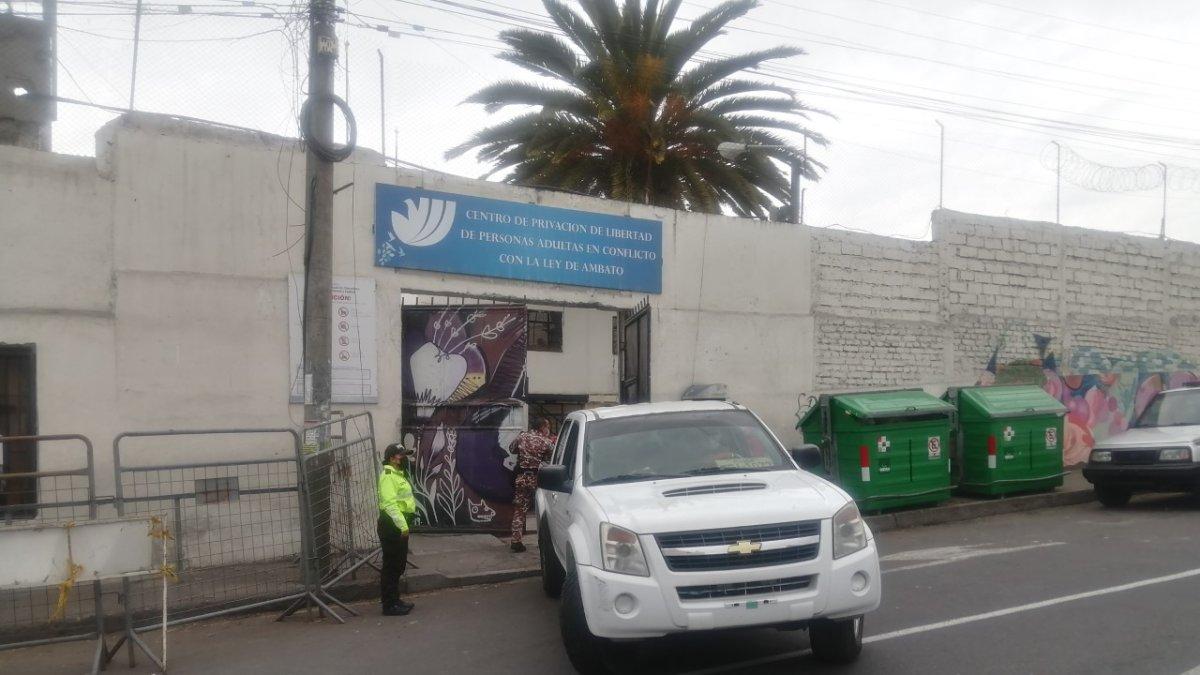 La Policía monta guardia permanente en los exteriores de la prisión, donde fue hallado un preso sin vida el sábado.