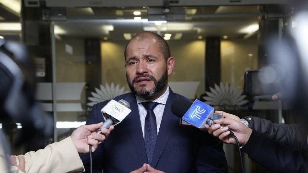 Acciones. El legislador no entiende las decisiones y solicita detalles.