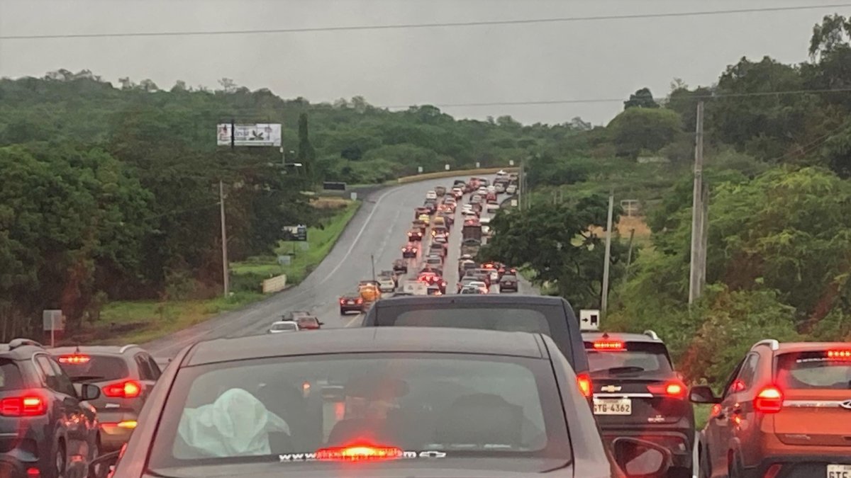 Este fue el panorama en la vía a la costa, desde Zapotal (Santa Elena).