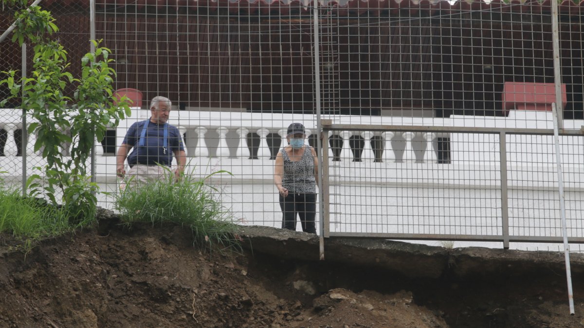 La tierra que sostenía un tramo de la acera, de la calle Leonor Santana, ya se desprendió y obliga a que ningún morador pase por allí. 