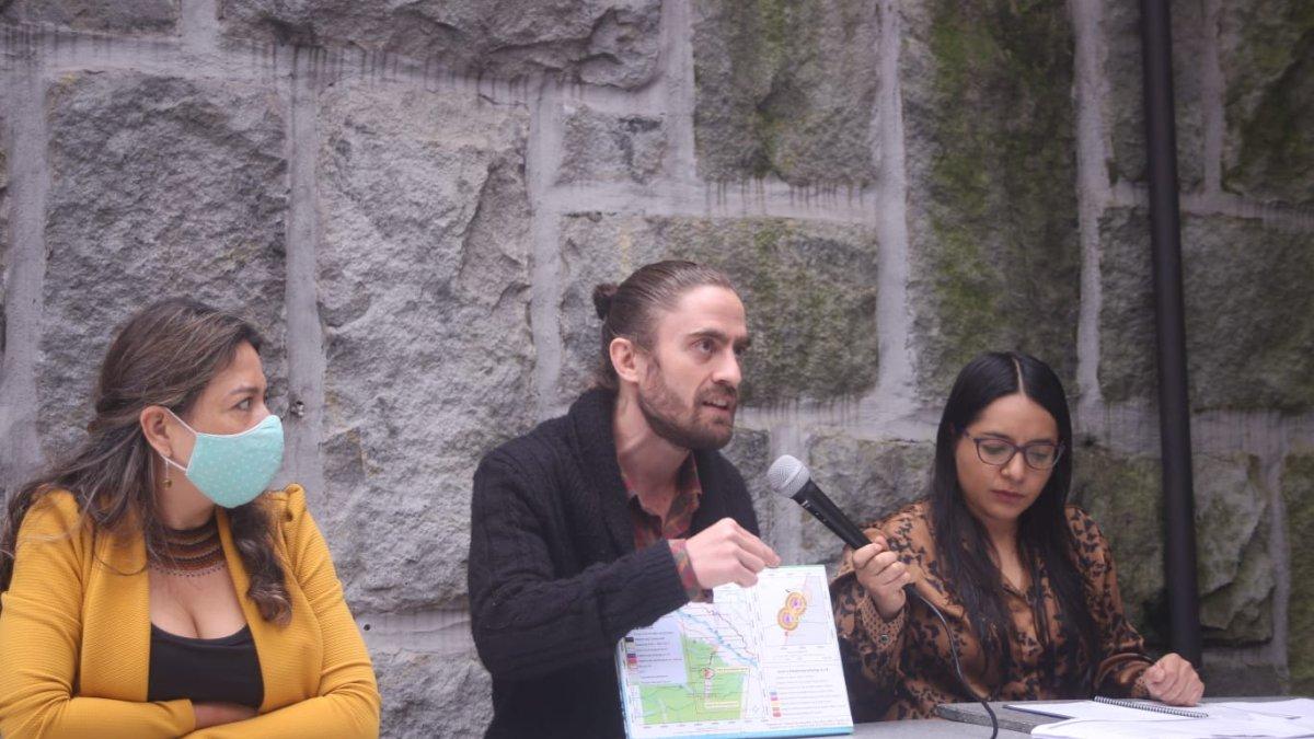 Documentos. El miembro de Yasunidos, Pedro Bermeo, muestra las ubicaciones de las plataformas A y B.