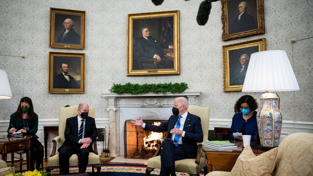 El presidente estadounidense Joe Biden dialoga con el canciller alemán, Olaf Scholz, en Washington. Al Drago
