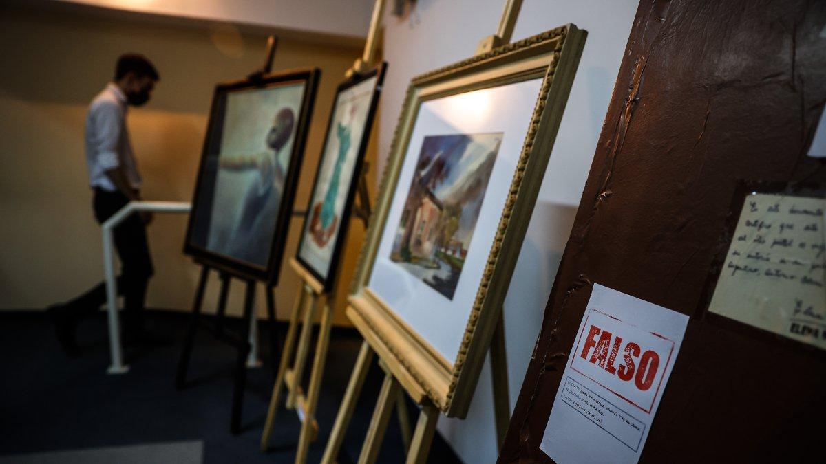 Material. Personal de la Interpol muestra obras de arte falsas secuestradas en diferentes operativos.