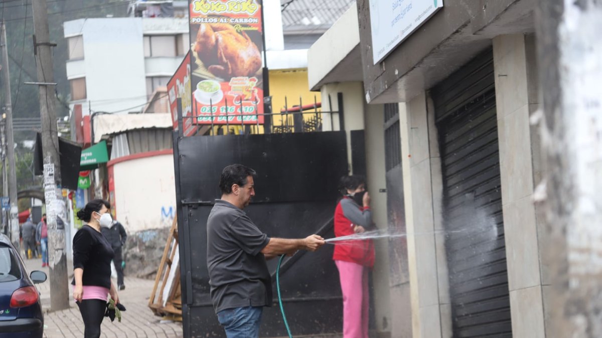 Varios propietarios de negocios se dedicaron a limpiar y restaurar las fachadas de sus locales.