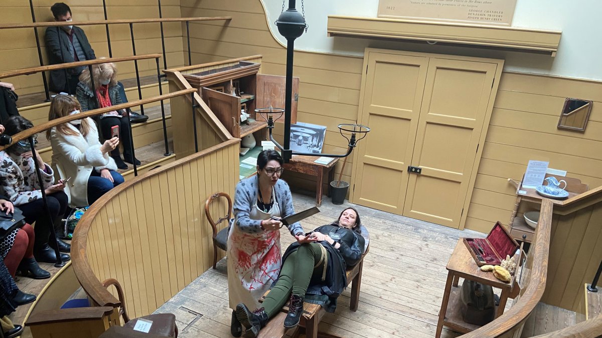 Recreación. The Old Operating Theatre Museum and Herb Garret recibe continuas visitas.