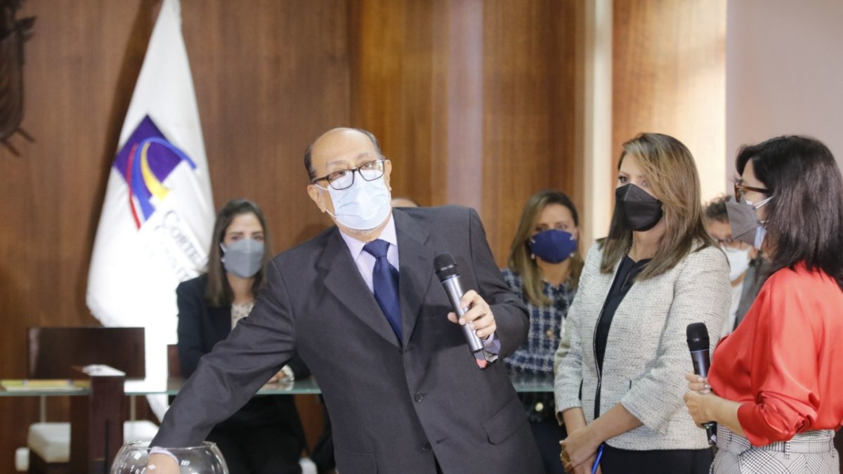 Sorteo. Ayer, el presidente de la CC, Hernán Salgado, escogió al azar un papel que lo hizo electo para salir junto con Ramiro Ávila y Agustín Grijalva.