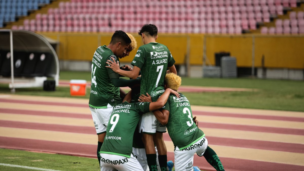 Los jugadores de Orense celebran el primer gol ante Universidad de Concepción en el estadio Olímpico Atahualpa