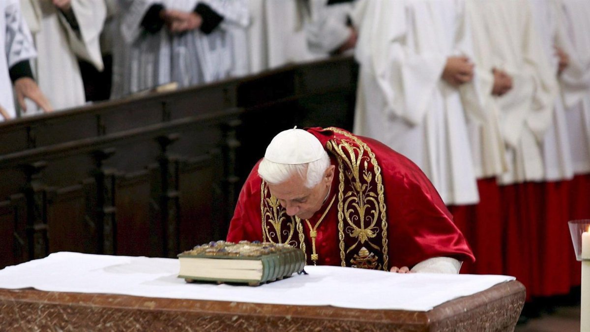 El, entonces, papa Benedicto XVI en la catedral de Freising, cerca de Múnich, en una de la misas que ofició durante su visita Baviera en 2006.
