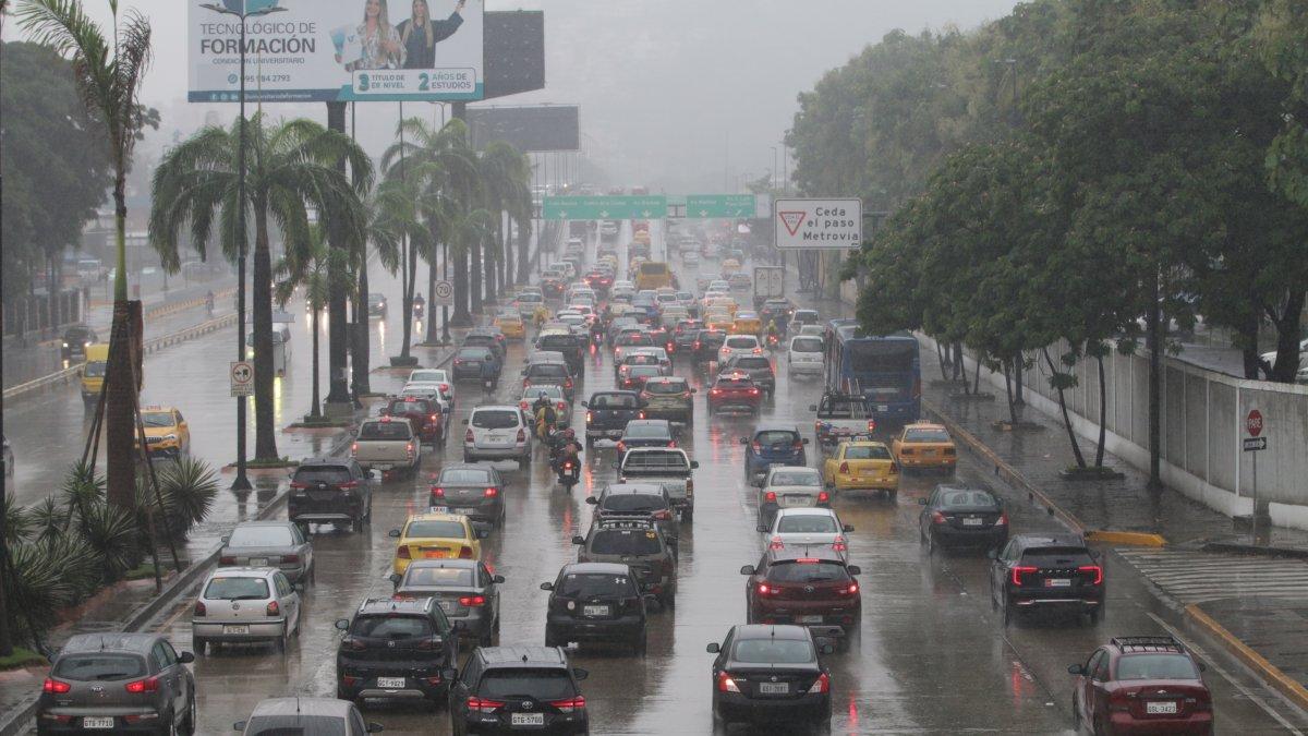 Dificultad. El tráfico en la Pedro Menéndez Gilbert se intensificó pasadas las 08:00.