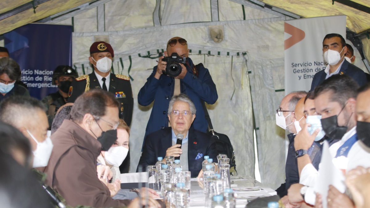 Presidente Lasso en el puesto de mando que atiende la emergencia en La Gasca y La Comuna.