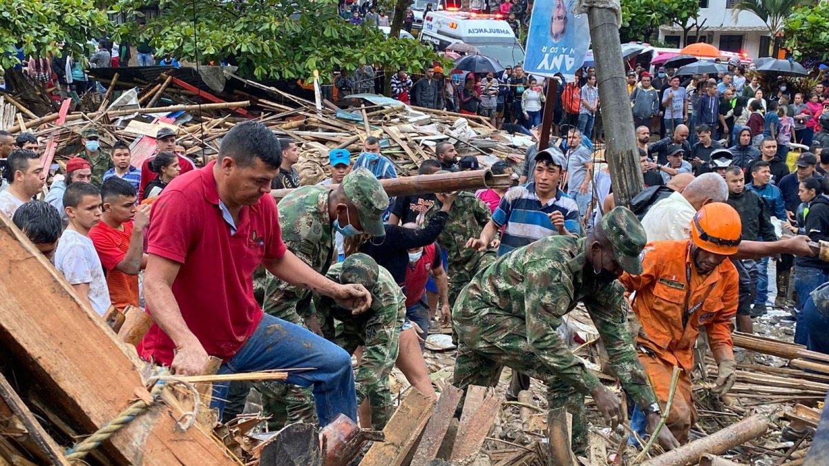 Soldados del Ejército de Colombia y rescatistas de la Defensa Civil, buscan sobrevivientes tras un deslizamiento de tierra causado por las fuertes lluvias que afectan la ciudad de Periera.