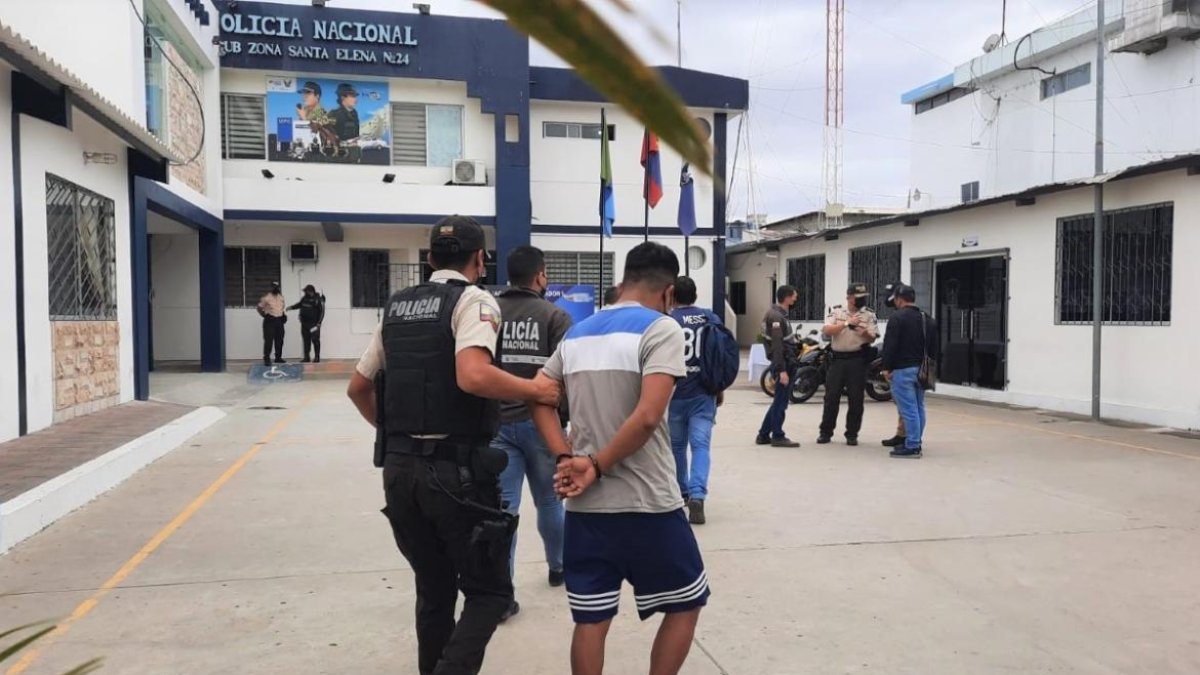 Uno por uno los agentes de la Policía llevaron a los sospechosos hasta el cuartel.