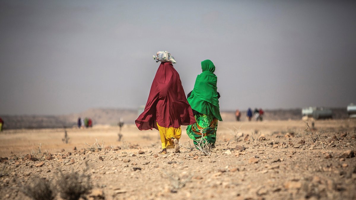 Dos mujeres caminan por la tierra árida de Somalilandia, en Somalia, donde la población vive las consecuencias de una severa sequía desde 2016. / Pablo Tosco/Archivo
