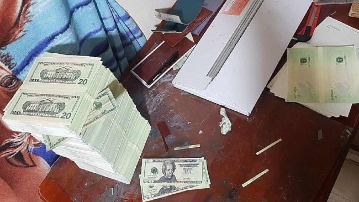 Parte del hallazgo de billetes falsos de $ 20 que hizo Fiscalía.