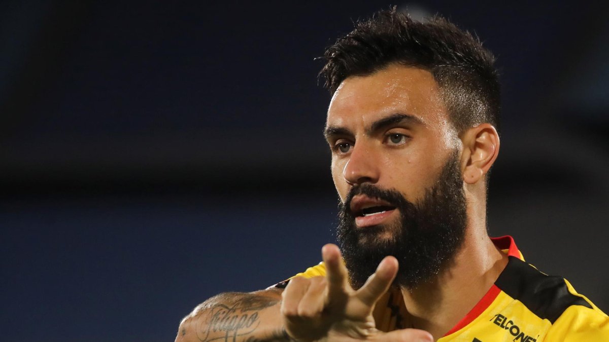 Gonzalo Mastriani (d) de Barcelona celebra un gol en un partido de la primera fase de Copa Libertadores entre Montevideo City Torque y Barcelona SC en el estadio Centenario en Montevideo (Uruguay).