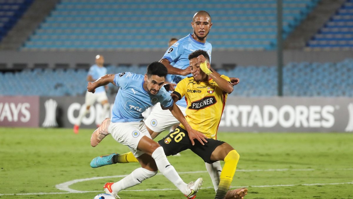 José Álvarez (i) de Torque disputa el balón con Byron Castillo de Barcelona hoy, en un partido de la primera fase de Copa Libertadores entre Montevideo City Torque y Barcelona SC en el estadio Centenario en Montevideo (Uruguay).
