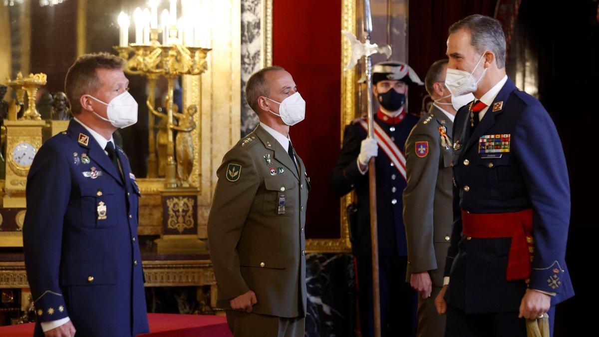 El rey Felipe VI saluda este martes a un grupo de coroneles y capitanes de navío a quienes recibió en audiencia en el Palacio Real de Madrid