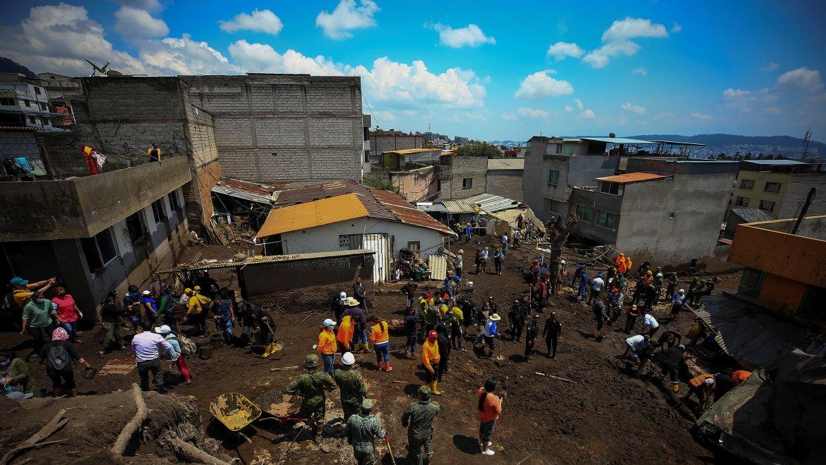 Organismos de búsqueda y rescate trabajan entre los escombros que dejó un aluvión el pasado lunes, en Quito