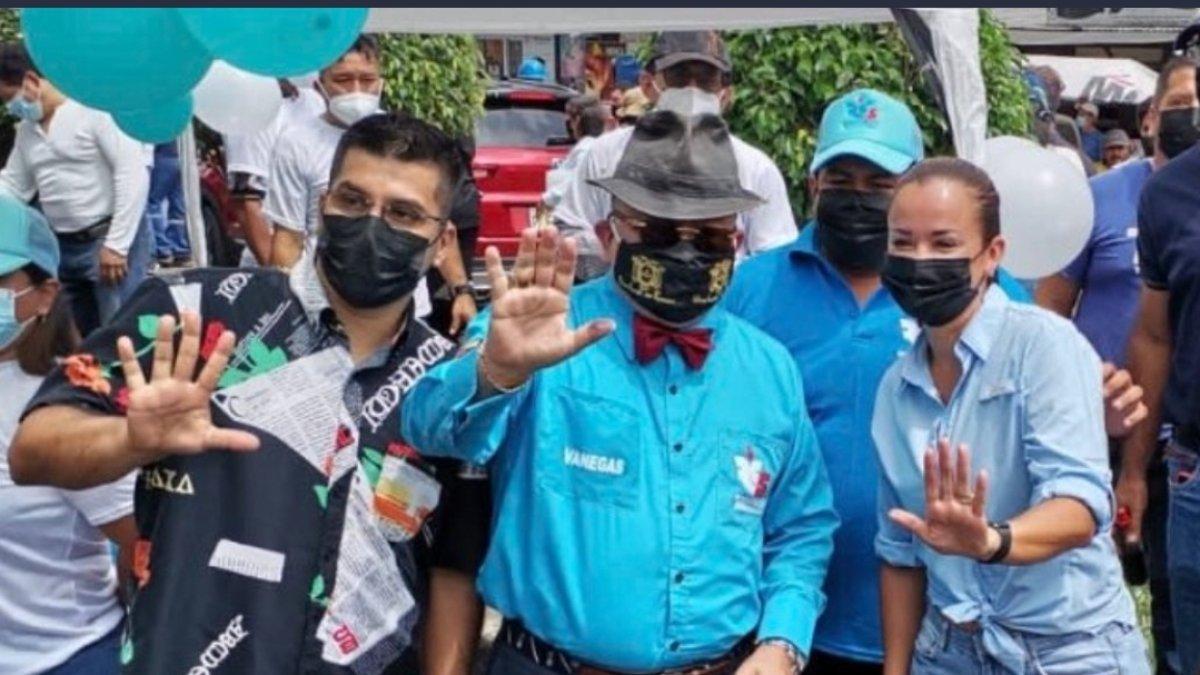 El concejal Héctor Vanegas (c) junto a Marcela Aguiñaga, presidenta nacional del movimiento durante la jornada de afiliación en Guayaquil.