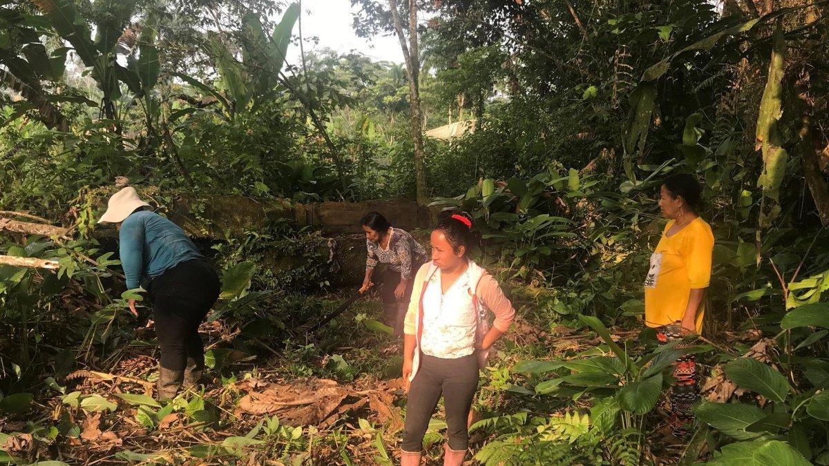Fotografía del 5 de febrero de 2022, que muestra a miembros de la comunidad de Sinangoe, en la Amazonía ecuatoriana.