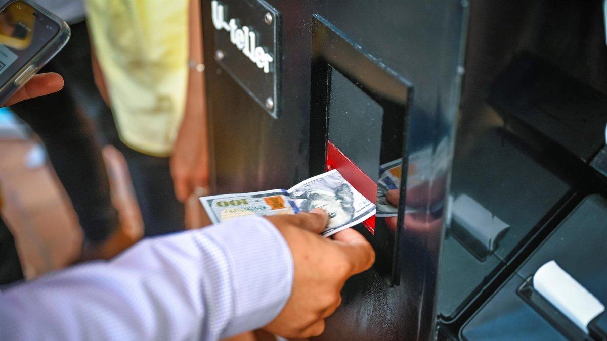 Fotografía cedida por InBierto que muestra a una persona que usa un cajero de criptomonedas el 7 de enero de 2022, en Punta del Este (Uruguay).