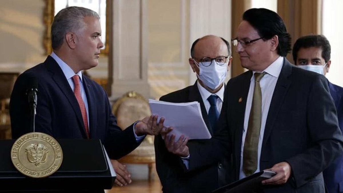 Comitiva. El 11 de enero de 2022, miembros de la Comisión de Fiscalización entregaron el informe del caso Saab al presidente de Colombia, Iván Duque.