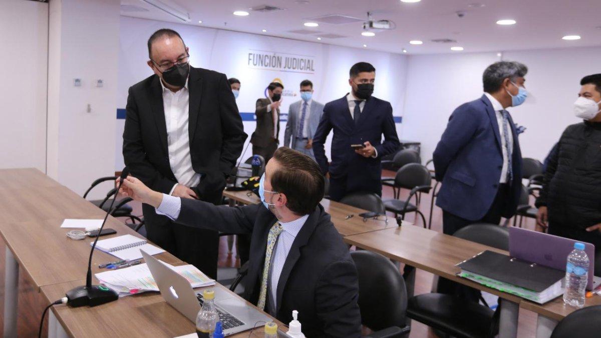 Juicio. Guido Andrade, exgerente de Agua de Quito, y su abogado Eduardo León, en la audiencia de juicio instalada este miércoles.