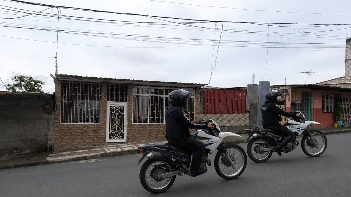 Policías en moto rondan la vivienda que la tarde del martes fue tiroteada por desonocidos en Bastión Popular.