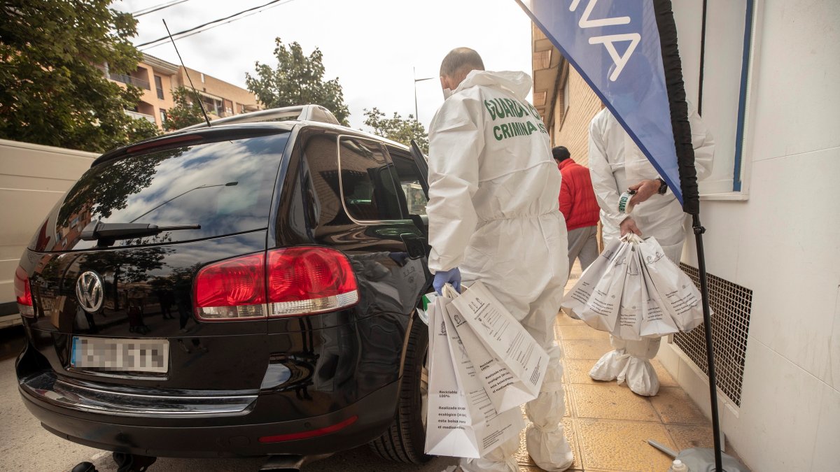 Agentes de la unidad criminalística de la Guardia Civil sacan bolsas con pruebas del garaje