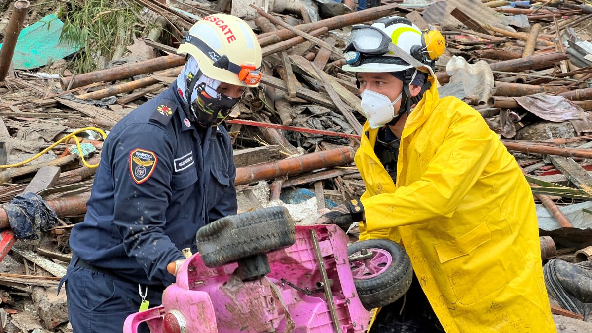 Autoridades y miembros de cuerpos de rescate trabajan en una zona afectada por un deslizamiento de tierra causado por las fuertes lluvias que afectan la ciudad de Pereira. 