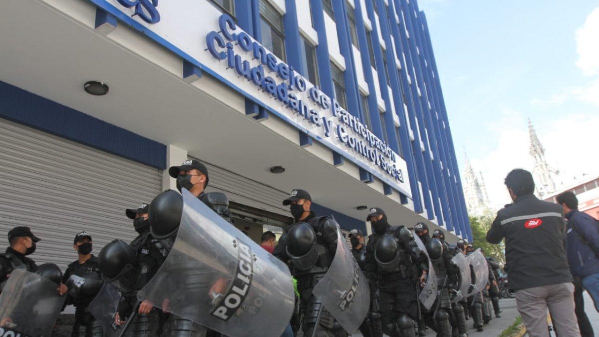 El 9 de febrero pasado un piquete de policías resguardó los exteriores del Consejo de Participación Ciudadana. Ese día la nueva mayoría se reunió para remover a Sofía Almeida de la presidencia.