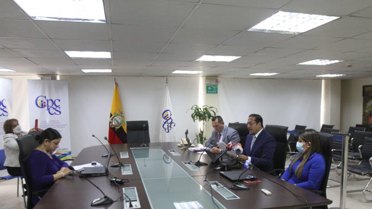 Los cuatro consejeros de mayoría se instalaron presencialmente en la sala de sesiona del Consejo en Quito.