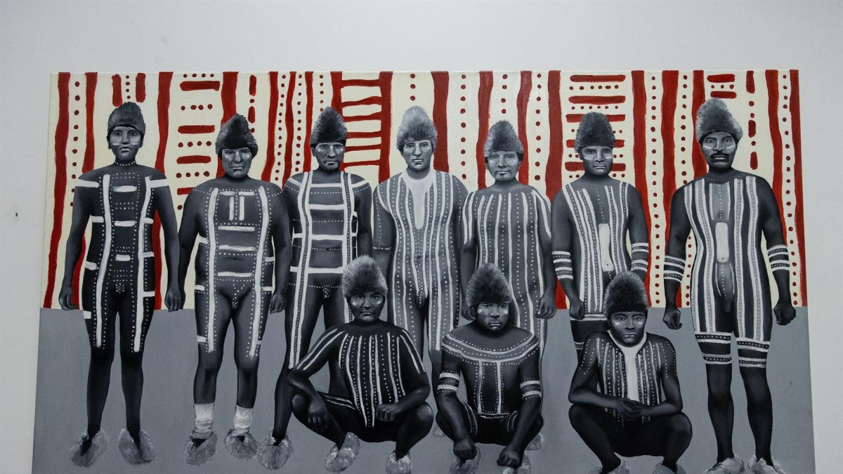 Vista de un cuadro que representa al pueblo indígena Selk'nam, uno de los pueblos originarios de Chile, el 1 de febrero de 2022 en Santiago (Chile).