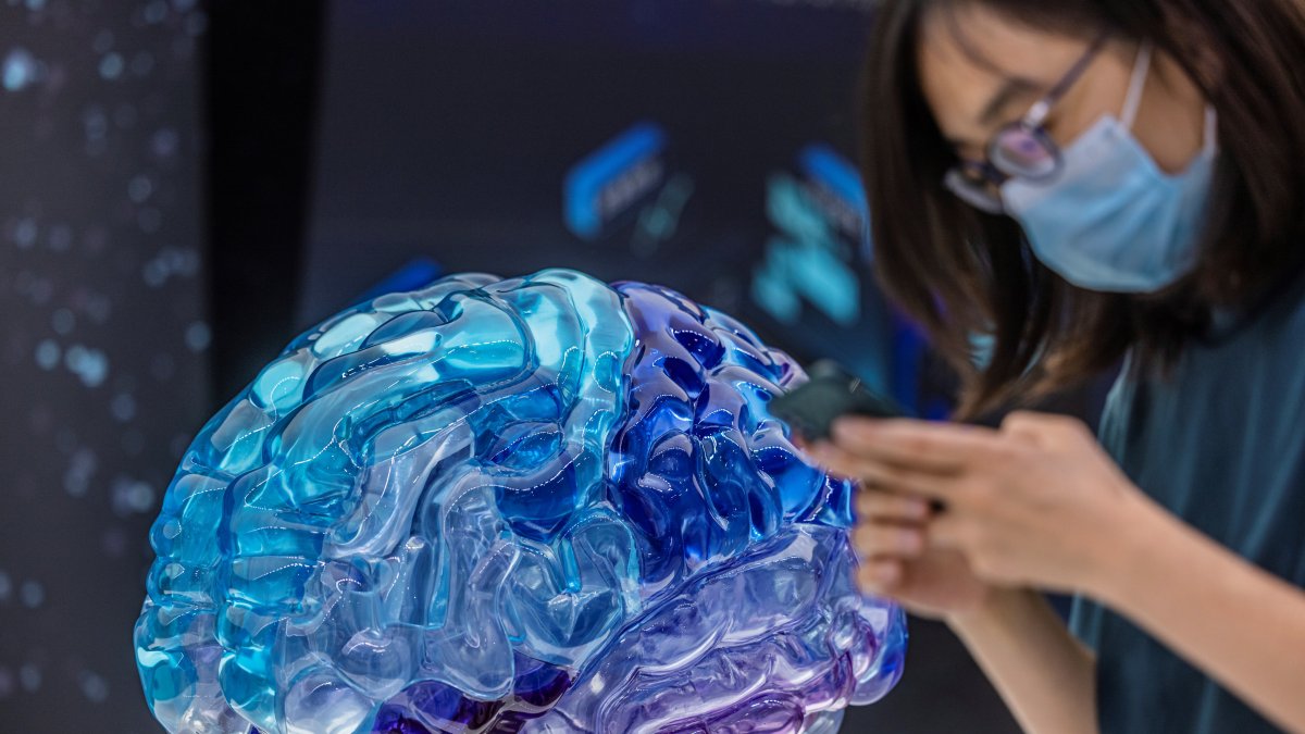 La epilepsia es un trastorno neurológico en el que la actividad cerebral se altera. Una descarga eléctrica anormal de las neuronas provoca convulsiones o períodos de comportamiento y sensaciones inusuales, y a veces, pérdida de la consciencia.