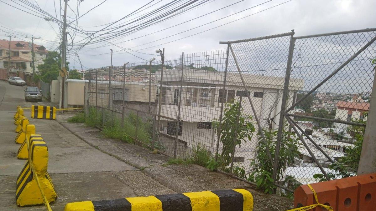 Acción. El Municipio colocó muros de contención en la parte superior del socavón.