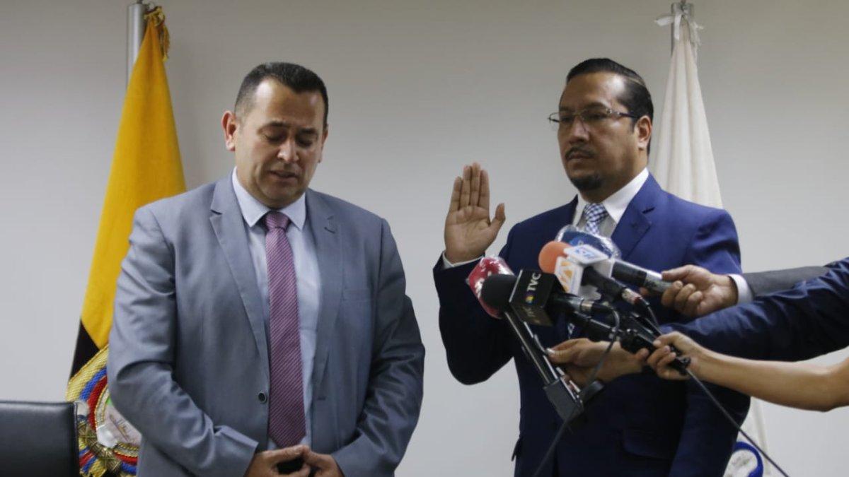 El consejero Francisco Bravo (i) tomó posesión de Hernán Ulloa como presidente del Consejo.