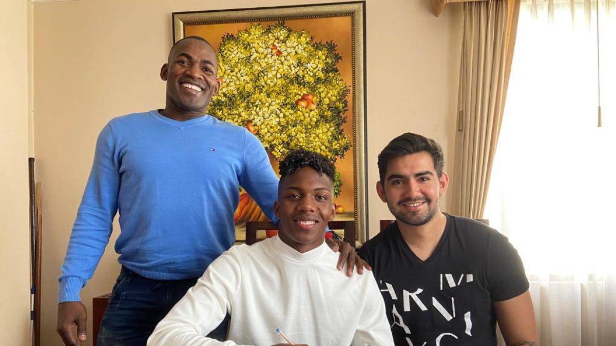 El delantero ecuatoriano Djorkaeff Reasco (c) firmó por tres temporadas con Newell' de Argentina.