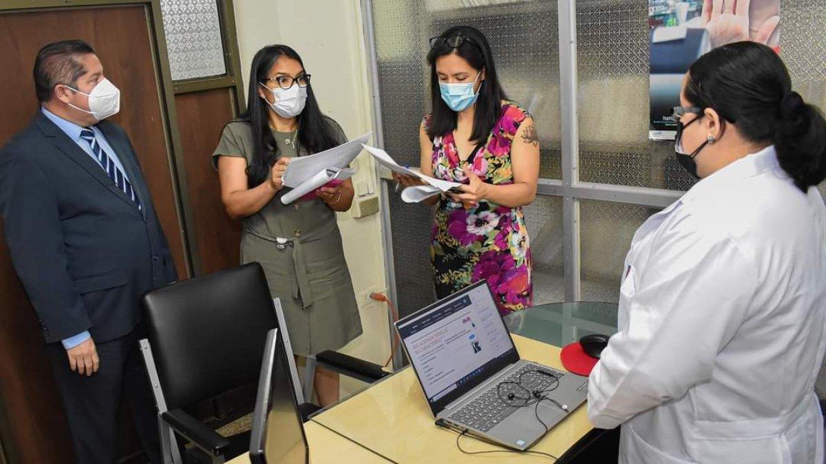 Miembros del Caces evalúan la carrera de Derecho. desde hace tres años.