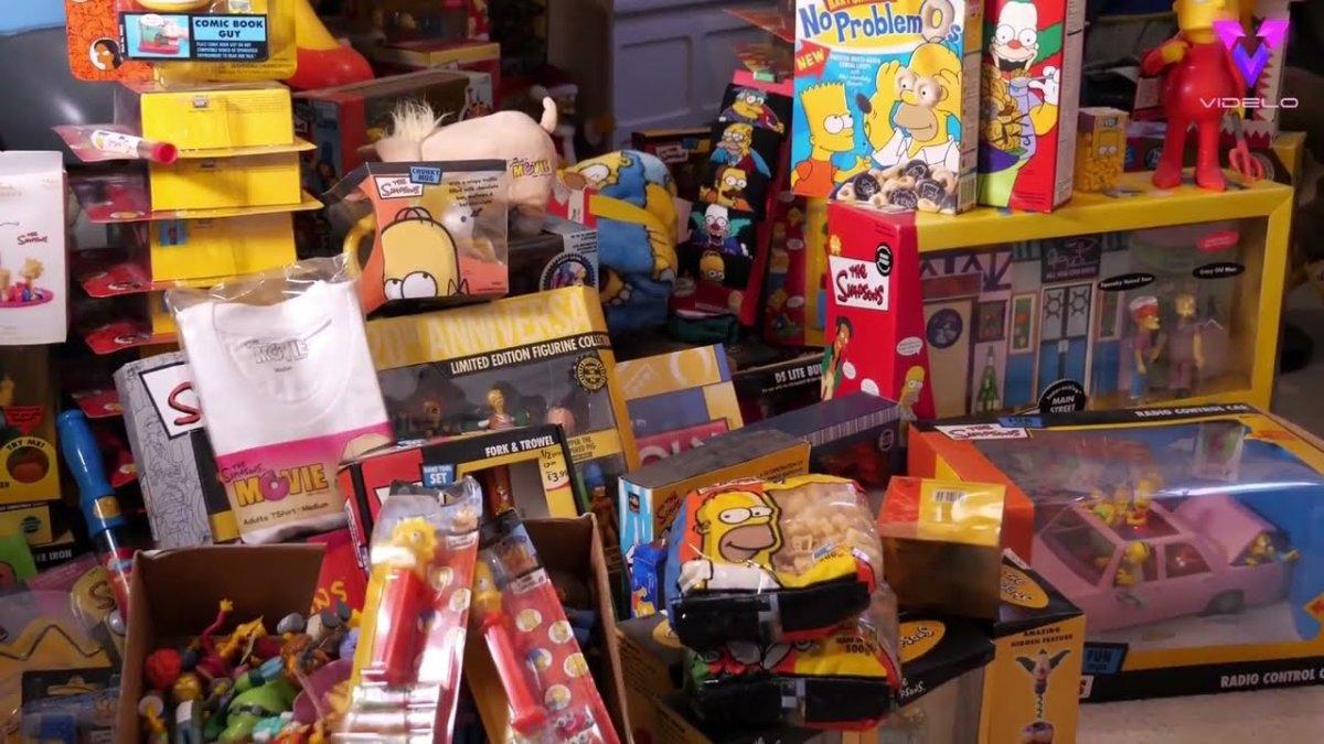 La colección ha ocupado la habitación libre de la casa de Glyn, así como todo su ático, que está lleno hasta los topes de artículos de Los Simpsons.