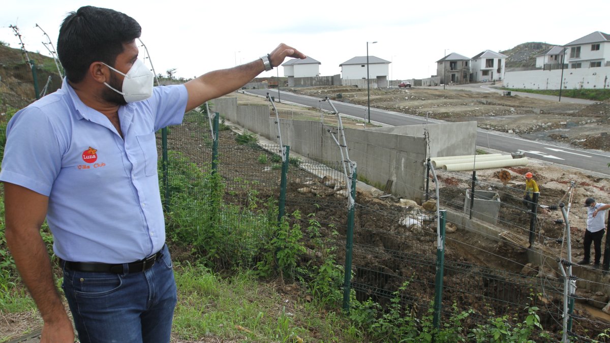 Geovanny Gordillo, gerente de la etapa Luna, de Villa Club, muestra los daños ocasionados por los trabajos de construcción de casas que se realizan en una urbanización colindante.