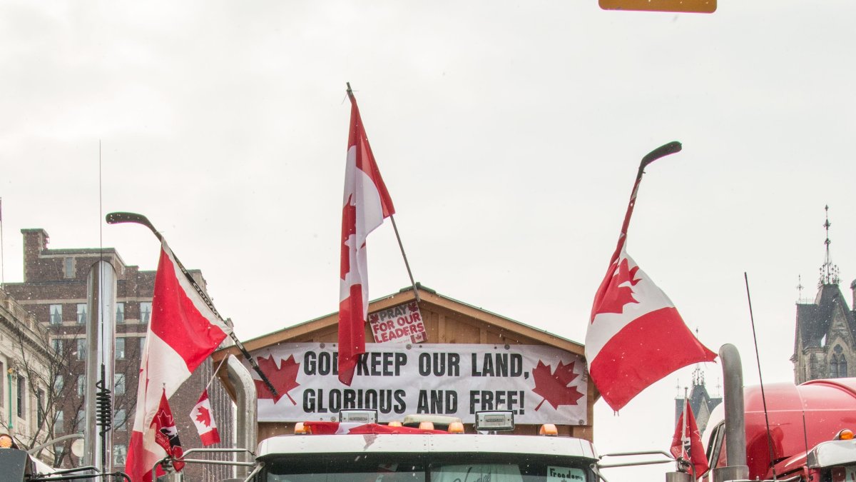 Manifestantes antivacunas bloquean  una calle frente al edificio del Parlamento canadiense en Ottawa, Ontario (Canadá). Tras once días de protestas   EFE/