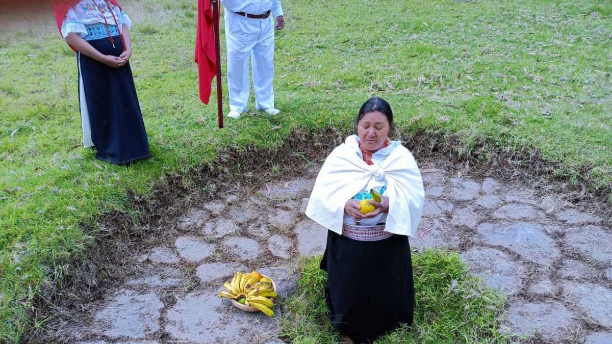 El lugar es sagrado y las mujeres llevan flores al templo. /