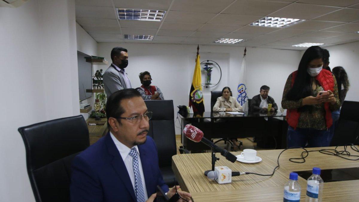 Hernán Ulloa asumió ayer la presidencia del organismo por decisión de la nueva mayoría. Almeida (al fondo) dice que la designación es ilegal.