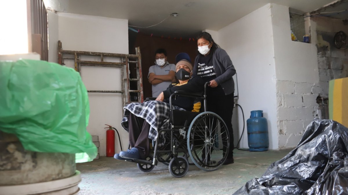 Luis Iza todavía se moviliza en silla de ruedas debido a sus heridas, con la ayuda de su esposa.