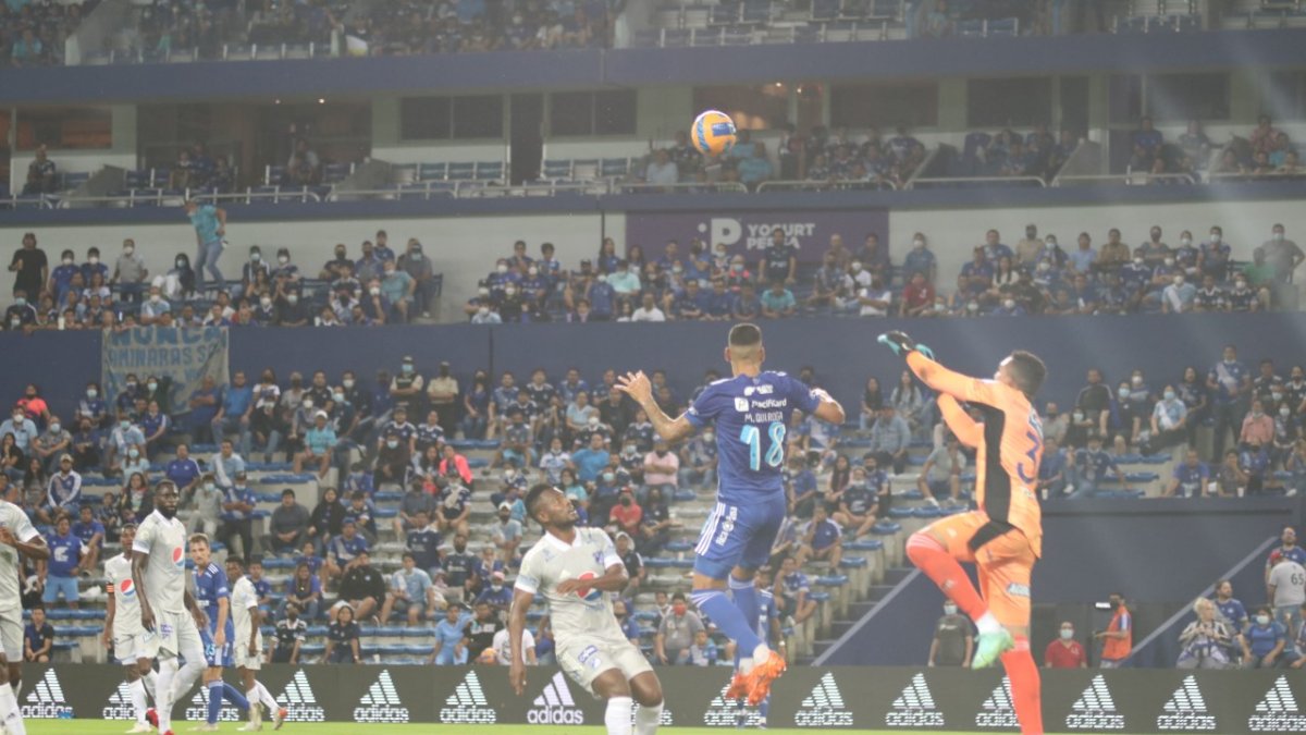 Tanto Emelec como Millonarios lucieron equilibrados en los primeros compases, hasta que al minuto 44 los dueños de casa rompieron la paridad y marcaron el gol de la victoria.