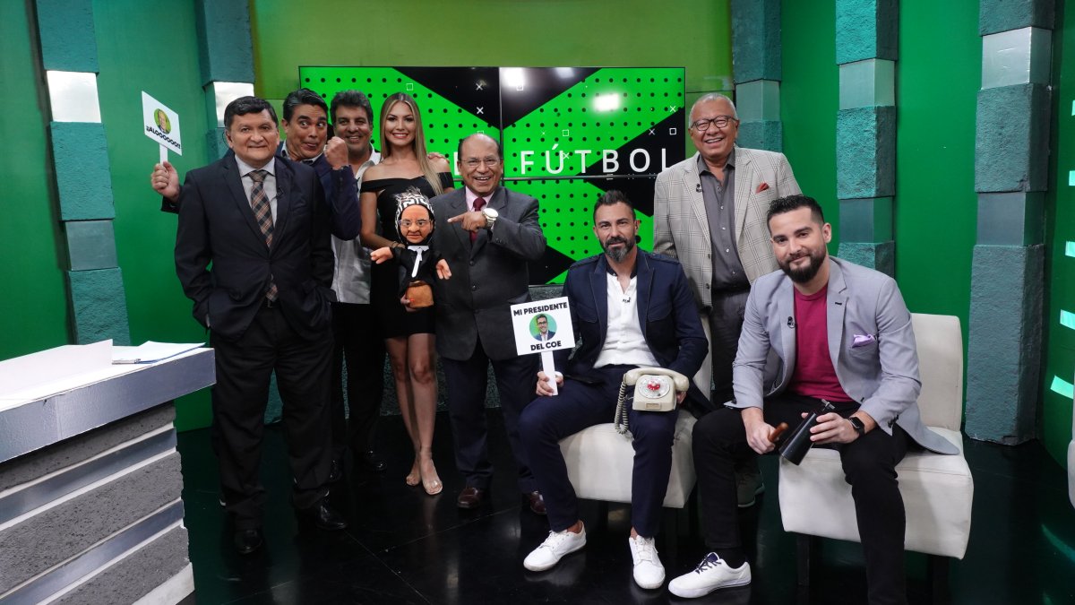 Parte de la banda de Esto es fútbol de Marca 90: Wachito Sánchez, Diego Arcos, Pocho Borbor, Nadia Manosalvas, Ufredo Borbor, Esteban Dreer, Carlos Víctor Morales y Carlos Gálvez.