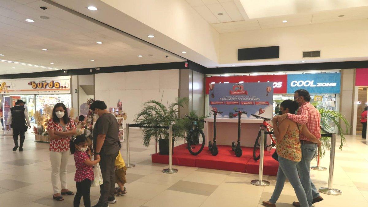 Empezaron las compras por el Día del Amor y de la Amistad en los centros comerciales.