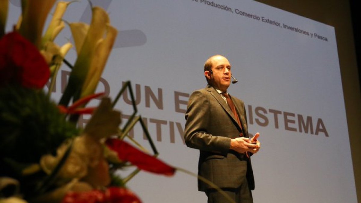 El ministro de Producción, Julio José Prado, presentó la propuesta de clústers en la Universidad San Francisco de Quito.