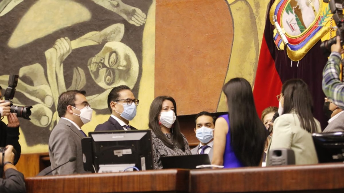 La presidenta de la Asamblea Guadalupe Llori y la vicepresidenta Yeseña Guamaní fueron las encargadas de posesionar a los nuevos jueces.